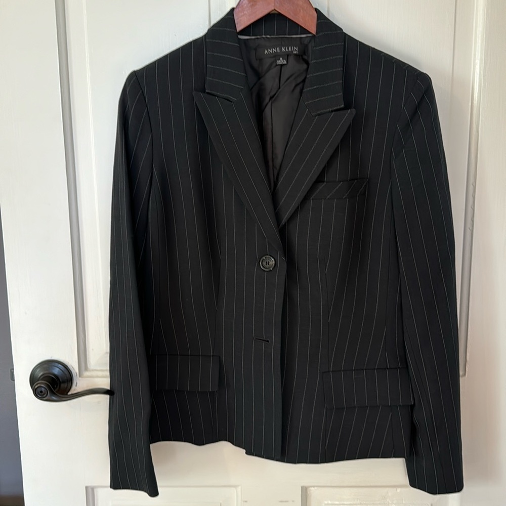 Anne Klein Blazer. Dark Gray Pinstriped